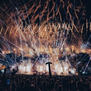 Full Experience: Event & Artist Photos, Short Clips & Recap